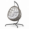 Sedia sospesa in rattan sintetico con struttura in metallo e cuscini